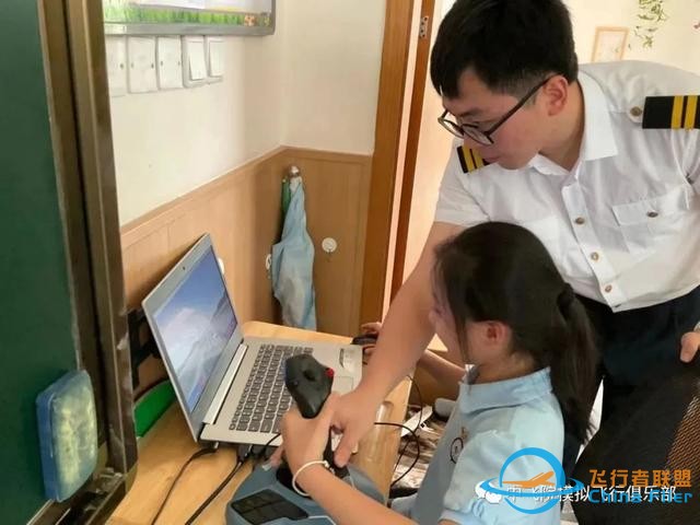 “雏鹰乘风起，天高任我飞”——模拟飞行航空志愿服务团进校园-1786