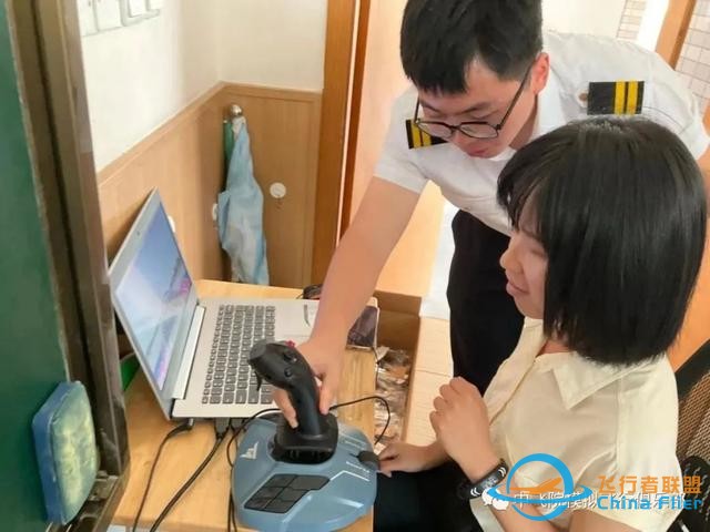 “雏鹰乘风起，天高任我飞”——模拟飞行航空志愿服务团进校园-432