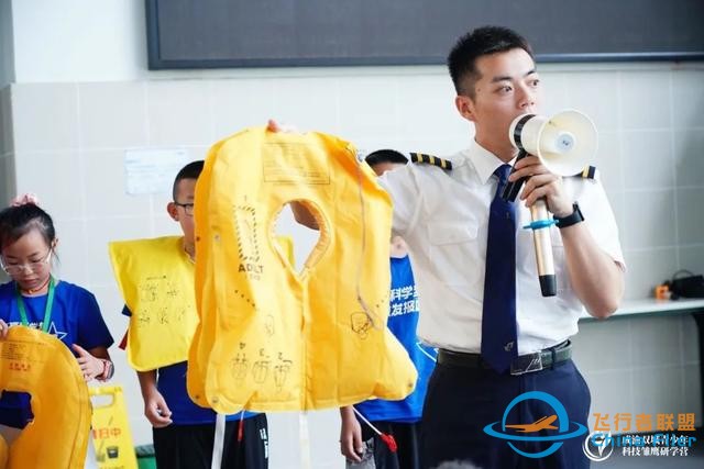 迫降逃生、模拟飞行，科技雏鹰当上小小机长-1449