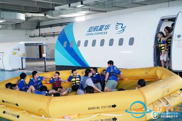 迫降逃生、模拟飞行，科技雏鹰当上小小机长-4229