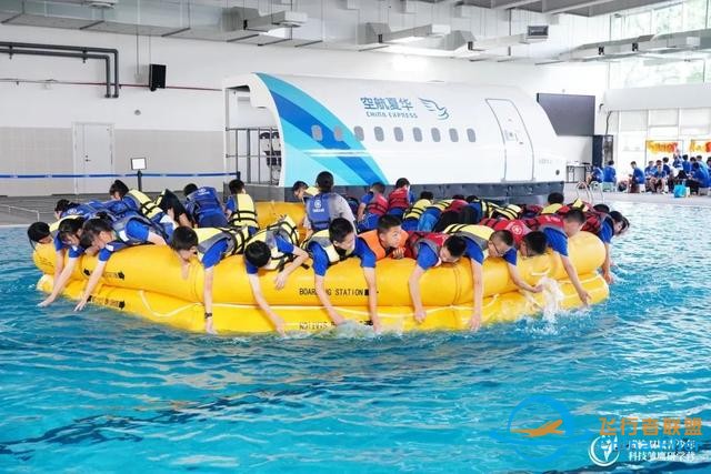 迫降逃生、模拟飞行，科技雏鹰当上小小机长-4377
