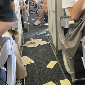 航班遇晴空颠簸，乘客和空姐“被甩到顶”，资深机长：和飞行技术无关，旅客要系好安全带