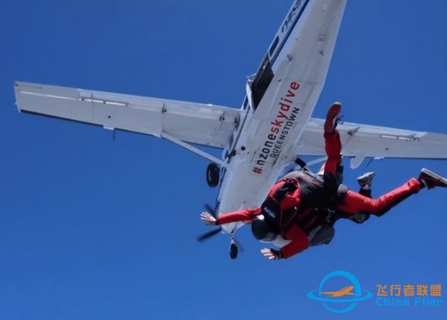 航空遇难死亡率100%，为什么不给乘客自主选择跳伞逃生的机会？-1754