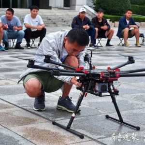 报名参军大学毕业生入役前苦练无人机技术，培养未来必备技能