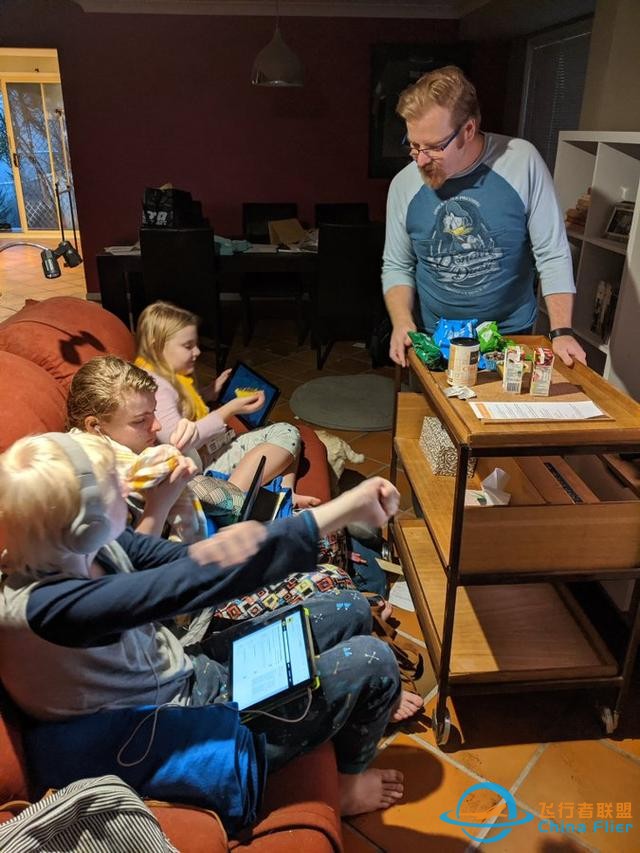 带娃在家模拟飞行15小时，引网友围观：用爱和创意抵御生活的无奈-5219