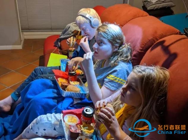 带娃在家模拟飞行15小时，引网友围观：用爱和创意抵御生活的无奈-2350