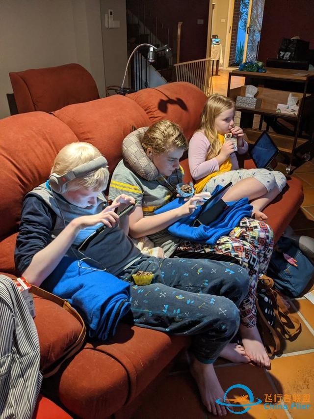 带娃在家模拟飞行15小时，引网友围观：用爱和创意抵御生活的无奈-6128