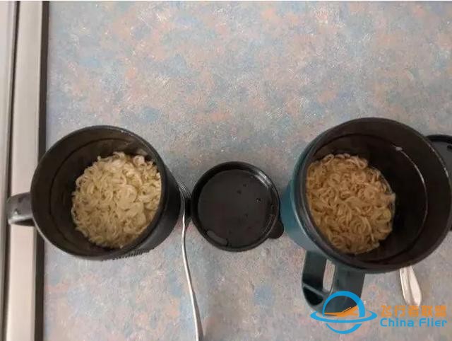 带娃在家模拟飞行15小时，引网友围观：用爱和创意抵御生活的无奈-3397