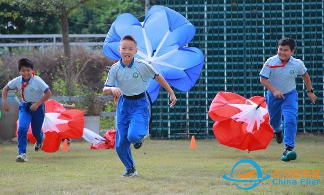 当小学生走进飞行基地！东莞这场研学“驾驶感”十足-6361