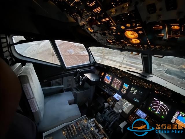 未来之鹰航空向河南沁阳怀府恐龙园交付波音737驾驶舱复原项目-3797