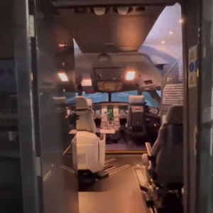 揭秘A320飞行模拟器 体验机长第一视角