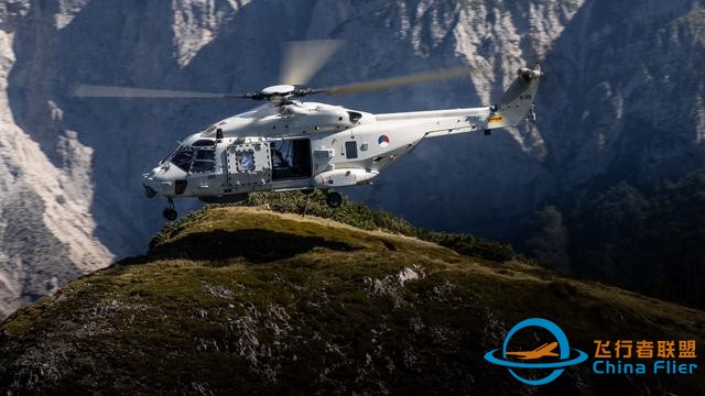 荷兰AH64阿帕奇、NH90、CH47支奴干直升机将配备新型安全通信套件-3270