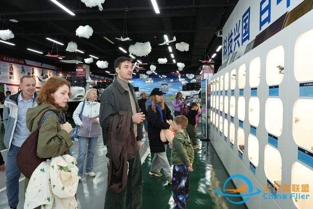 走进AI社区、体验模拟飞行，国际人才邂逅创新生态圈｜外眼看龙城-5891